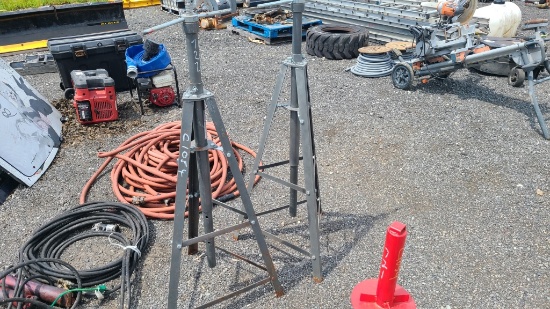 (2) Safety Jacks