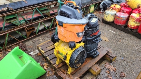 Lot - Shop vacs and blower