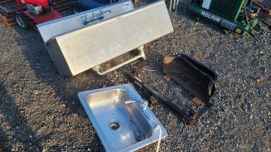 Lot - 2 sinks. Hitch. Fenders