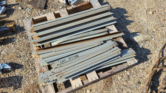 Pallet - metal braces