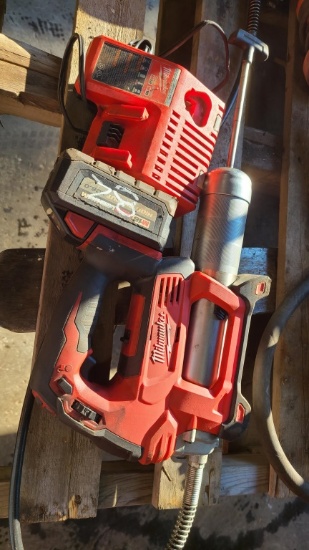 Milwaulkee grease gun with charger