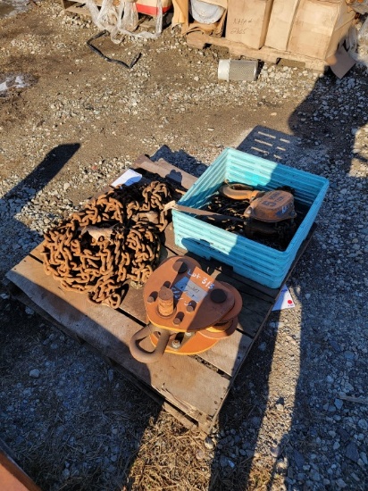 Pallet lot- chains and lifts