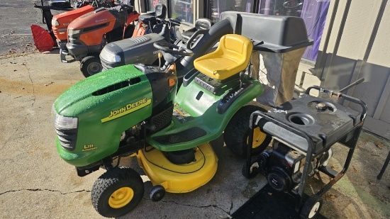 John Deere L111 Automatic Lawn Tractor with