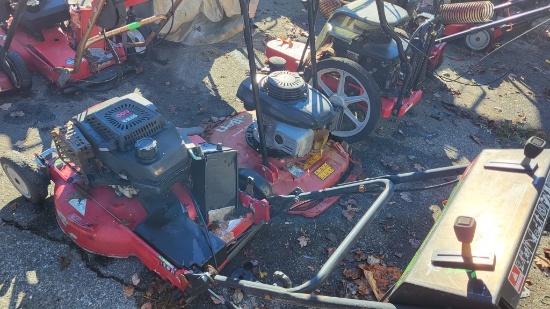 3 mowers 1 leaf vacuum