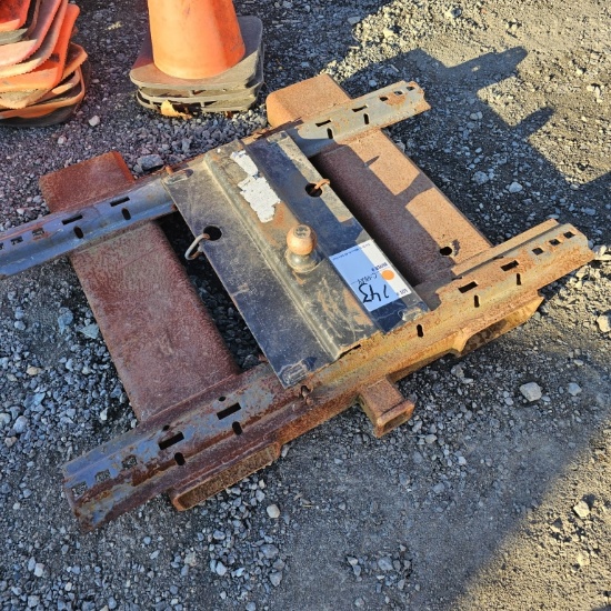 Fork mount hitch plate