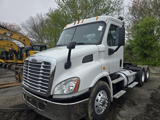 2013 Freightliner Cascadia Tractor