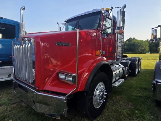 2014 Kenworth T800 4-axle Day Cab Tractor