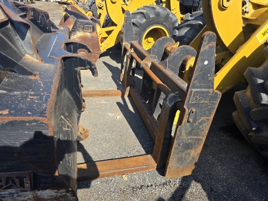 Cat 930m Wheel loader forks