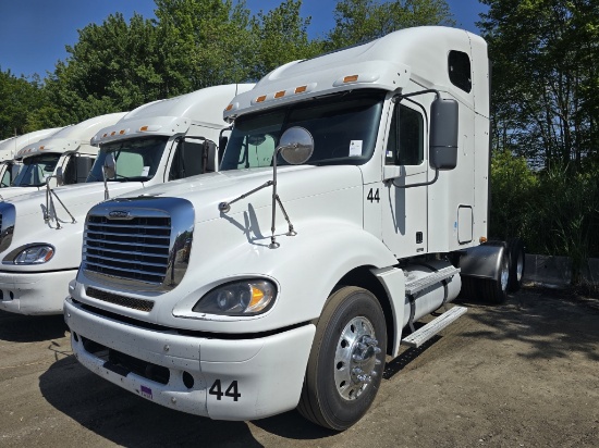 2007 Freightliner Columbia Sleeper Tractor