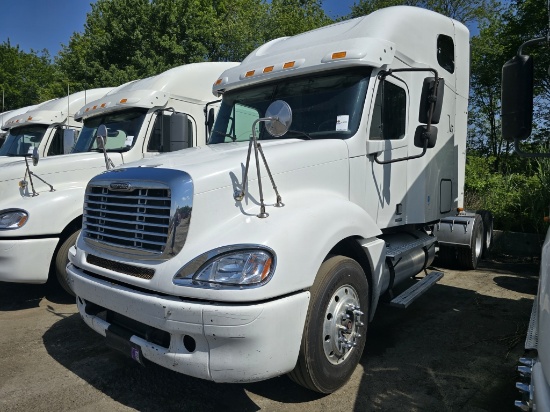 2004 Freightliner Columbia Sleeper Tractor