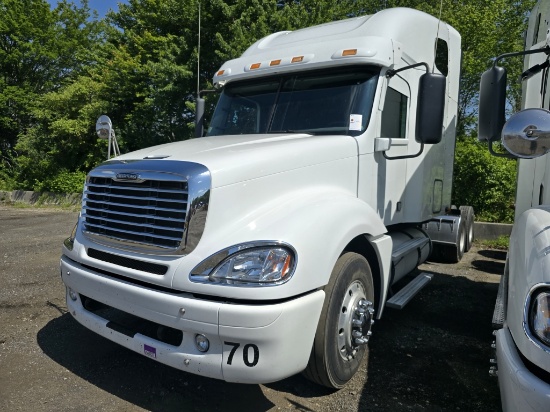 2013 Freightliner Columbia Sleeper Tractor