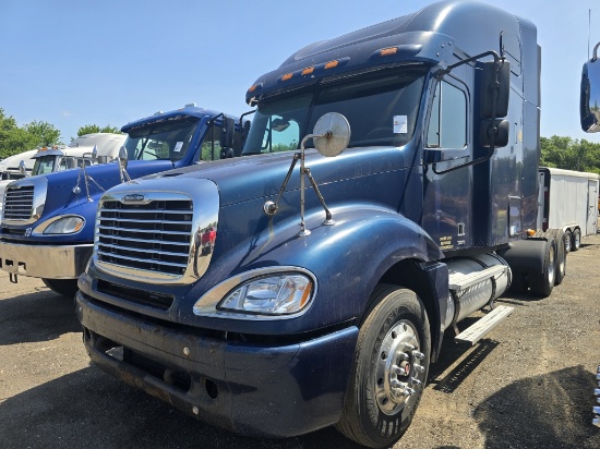 2004 Freightliner Columbia Sleeper Tractor