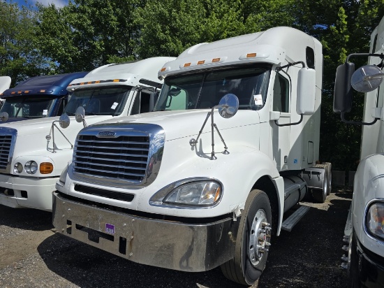 2016 Freightliner Columbia Sleeper Tractor