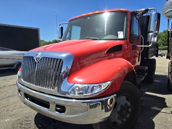 2004 International 4200 Roll Off Truck