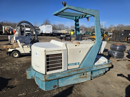 Tennant 528 Ride On Floor Scrubber
