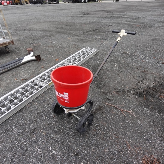 True Temper Model 30 Cyclone Spreader