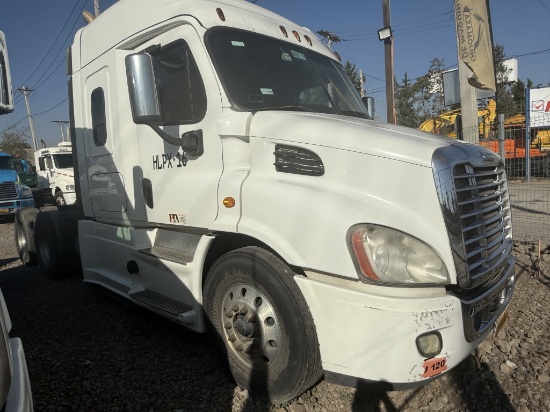 2016 Freightliner Casc 113 Epa 10 Sleeper Tractor