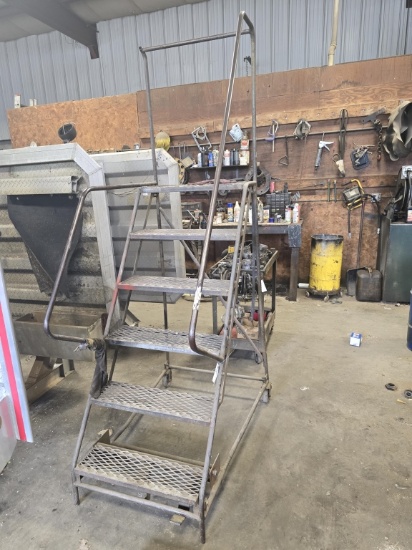 Rolling Maintenance Platform with Steps