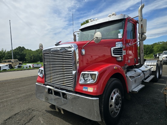 2020 Freightliner 122SD Day Cab Tractor