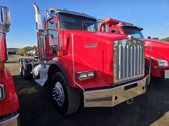 2014 Kenworth T800 4-axle Day Cab Tractor