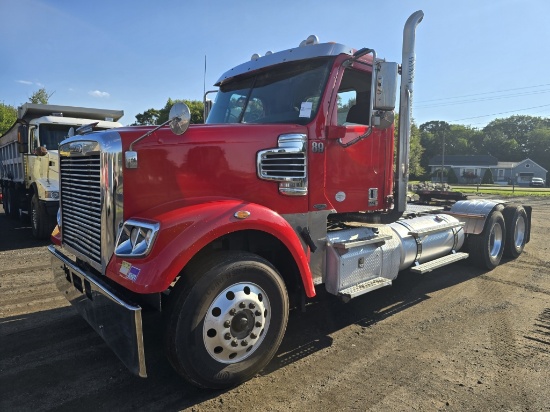 2018 Freightliner 122SD Day Cab Tractor