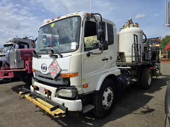 2011 UD 3300 Line Painting Truck