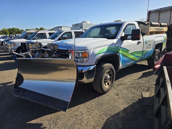 2015 GMC 3500 Pickup W/ V-Plow/ Sander