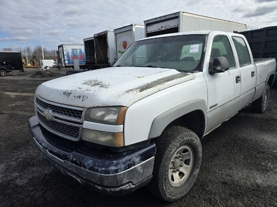 2005 Chevy Silverado 3500 4-door Pickup Truck