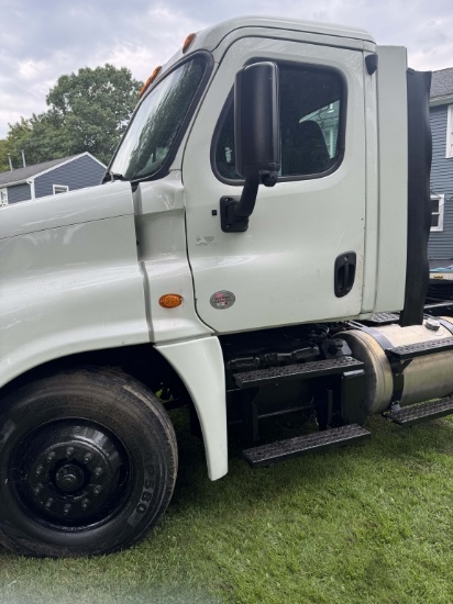 2016 Freightliner Cascadia Day Cab Tractor