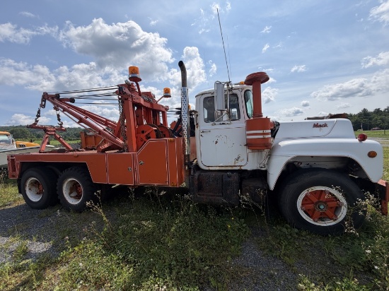 Mack R611 Tow Truck