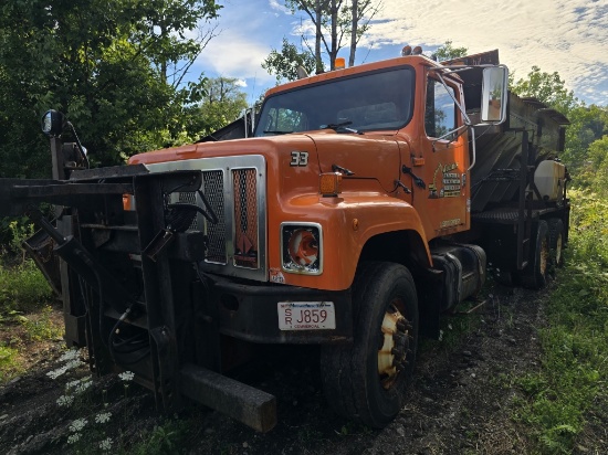 2001 International 2574 Plow/ Sander Truck
