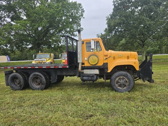 1999 International 2574 Flatbed