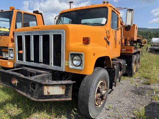 1987 Navistar F2574 With Post Driver Body