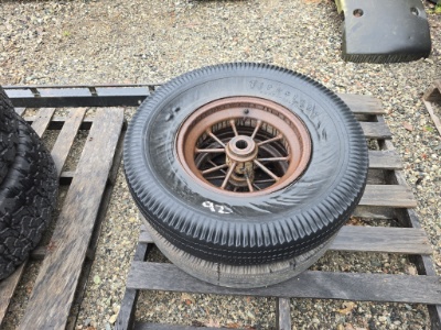 2Pcs Antique Spoked Wheels With 5.20-15 Tires