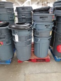 Rubbermaid Brute Trash Cans With Some Lids
