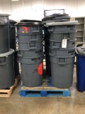 Rubbermaid Brute 32 Gallon Trash Cans With Some Lids