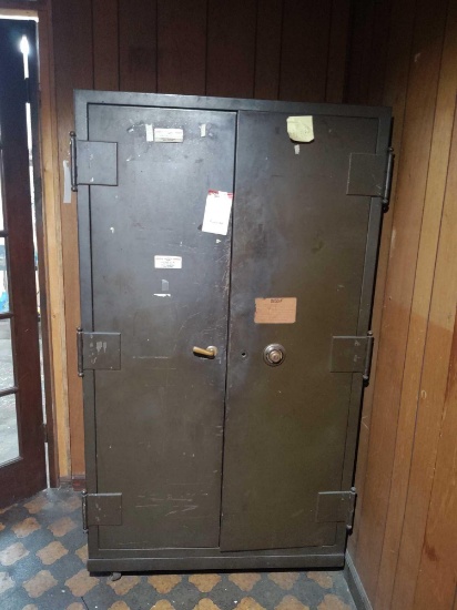 FLOOR SAFE W/COMBINATION