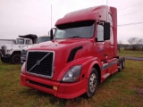 2005 VOLVO ROAD TRACTOR,VIN 60'' STAND UP DOUBLE BUNK SLEEPER, ISXST2400 CUMMINGS ENG, 10 SPD TRANS,