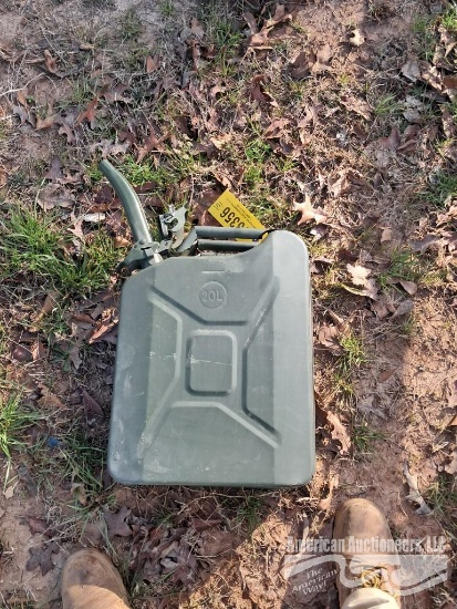 MILITARY 5 GALLON GAS CAN