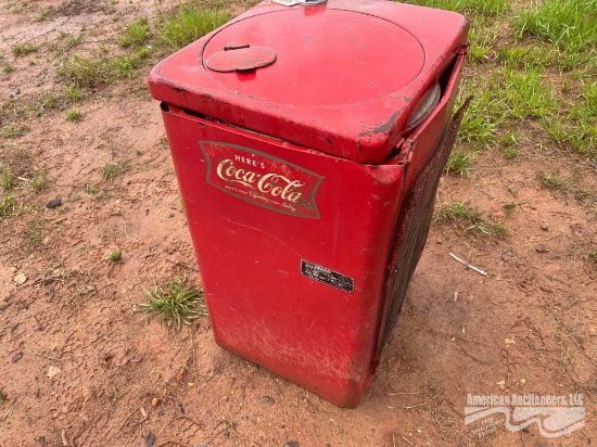 ANTIQUE COCA-COLA MACHINE