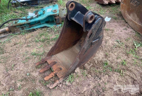 18" CAT BACKHOE BKT