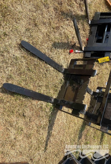 GIYI PALLET FORK ATT FOR SKID STEER, 30'' FORKS