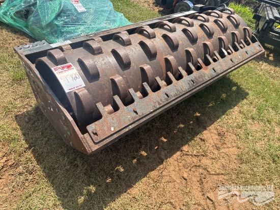 BOBCAT 6' HYD QUICK ATTACH SHEEP FOOT VIBRATORY ROLLER
