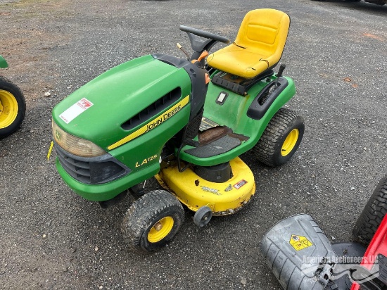 JOHN DEERE LA125 RIDING MOWER