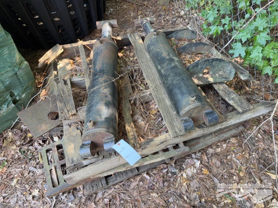 2 Hyd Cylinders For Low Boy Trailer