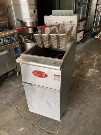 Avantco 35-45lb Gas Deep Fryer W/Baskets