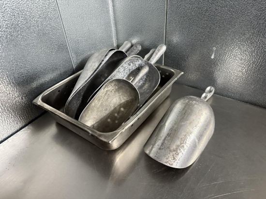 Lot of ice scoops