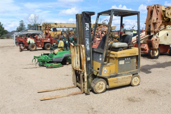 YALE 3000 LB CAPACITY ELECTRIC FORKLIFT W/ 3 STAGE . SALVAGE ROW
