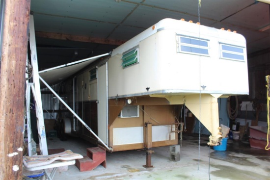 W-W Four Horse Trailer w/Living Quarters and Roll-Up Canopy, Twin Axle, 30' Long x 8' Wide