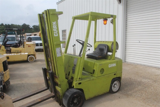 CLARK C500-40 Clark C500-40 Forklift - 3000 lb Capacity - 3 Stage Mast - LP Gas Engine W/ Bottle - S